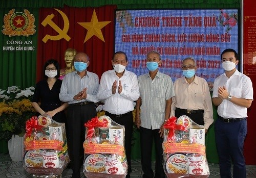 Phó Thủ tướng Trương Hòa Bình trao quà Tết tại Long An - ảnh 2